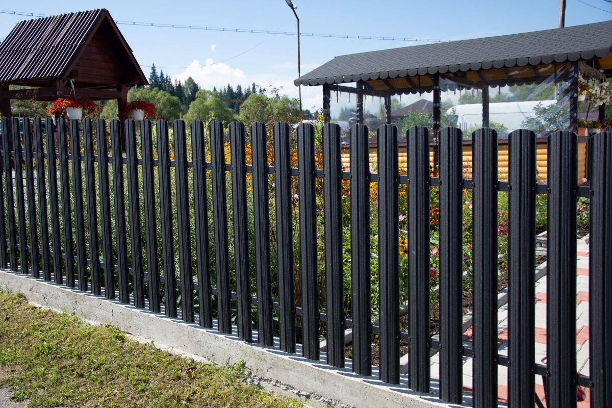 Benefits of Installing a Fence: Enhance Security, Privacy, and Curb Appeal